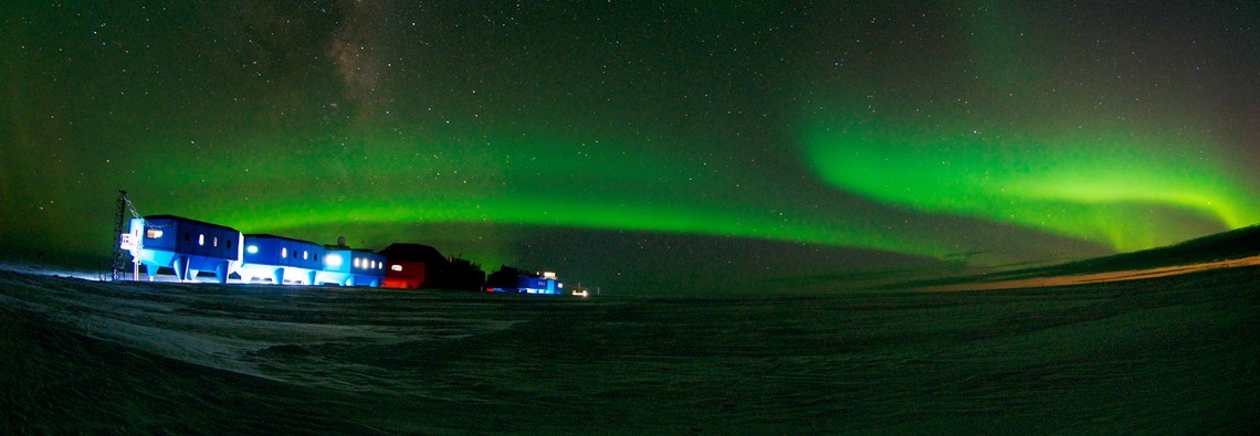 Humidification on the Brunt Ice Shelf, Antarctica Humidification on the Brunt Ice Shelf, Antarctica